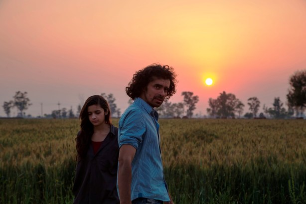 Alia-Bhatt-and-Imtiaz-Ali-on-location-shooting-for-Highway-in-Punjab28.03.2013